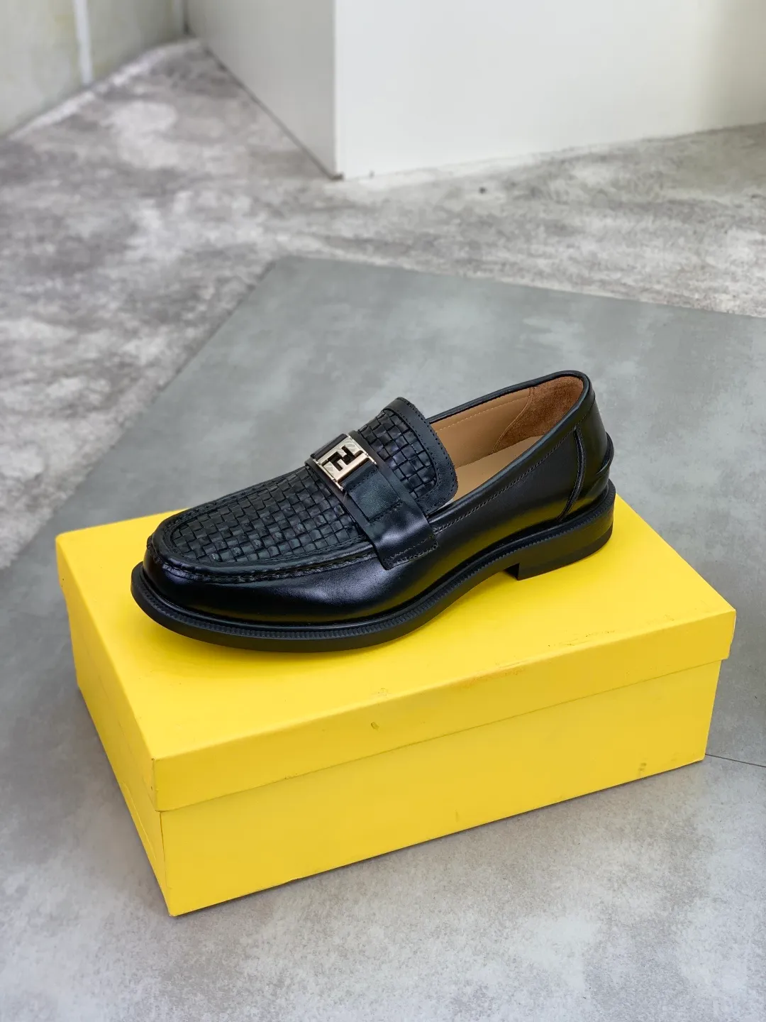 ​Men's shoes 💰P480💰[New model] Water dyed cowhide 🆘 The latest FENDI (Fendi) new casual leather shoes 🕶️🕶️Simple routing effect, showing an elegant and cool driving shoe 🎬Made of Italian 🇮🇹 imported calfskin + first-layer water-dyed cowhide lining🐂Excellent material🎬Detailed workmanship 🤗Comfortable foot feel➰➰. ​Pair it with any outfit to show your taste and temperament, low-key luxury ♻️Design ​simple and elegant ​noble and fashionable 🍃​Very loved and favored by trendy men 💓❤️Size: 38-44 2⃣️colors available